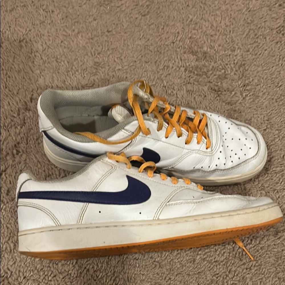 Nike White and Navy Classic Low-Top Sneakers